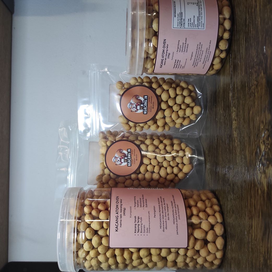 Drawstring top with elastic loop closure and textured interior padding.