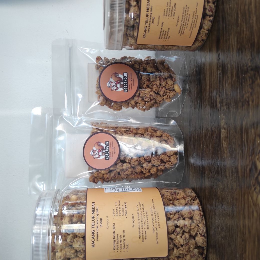 Front zipper pouch with included key ring.